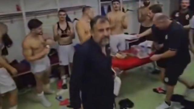Kulüp Başkanı Sevinçten Çılgına Döndü! Para Dolu Çantayı Saçtı