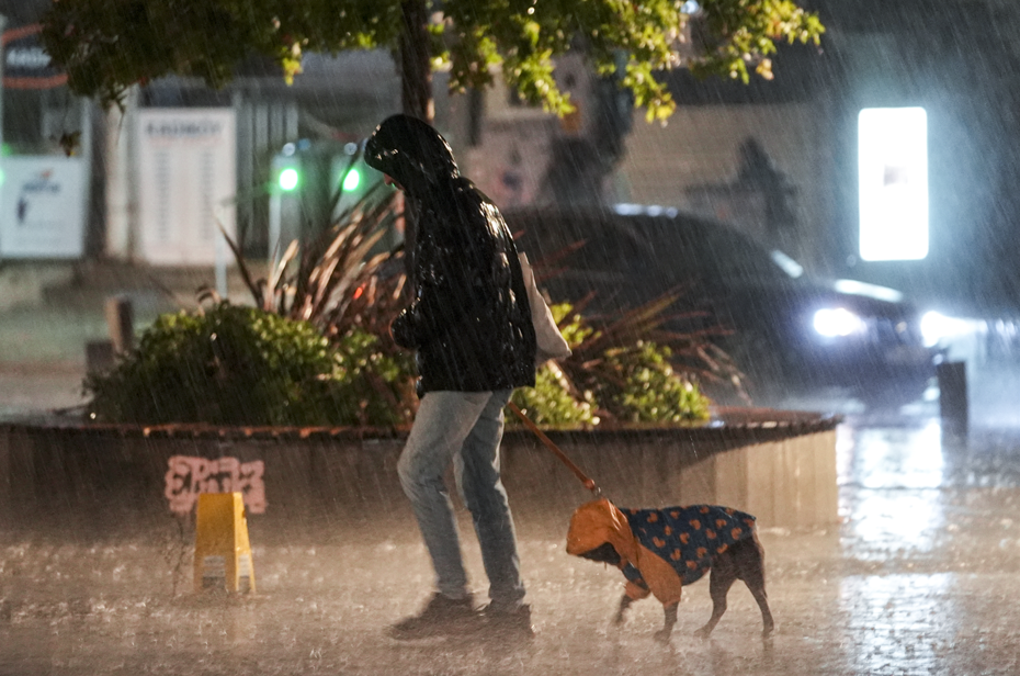 İstanbul'u sağanak ve soğuk hava etkisi altına aldı: Yeni uyarılar ve hava durumu tahminleri