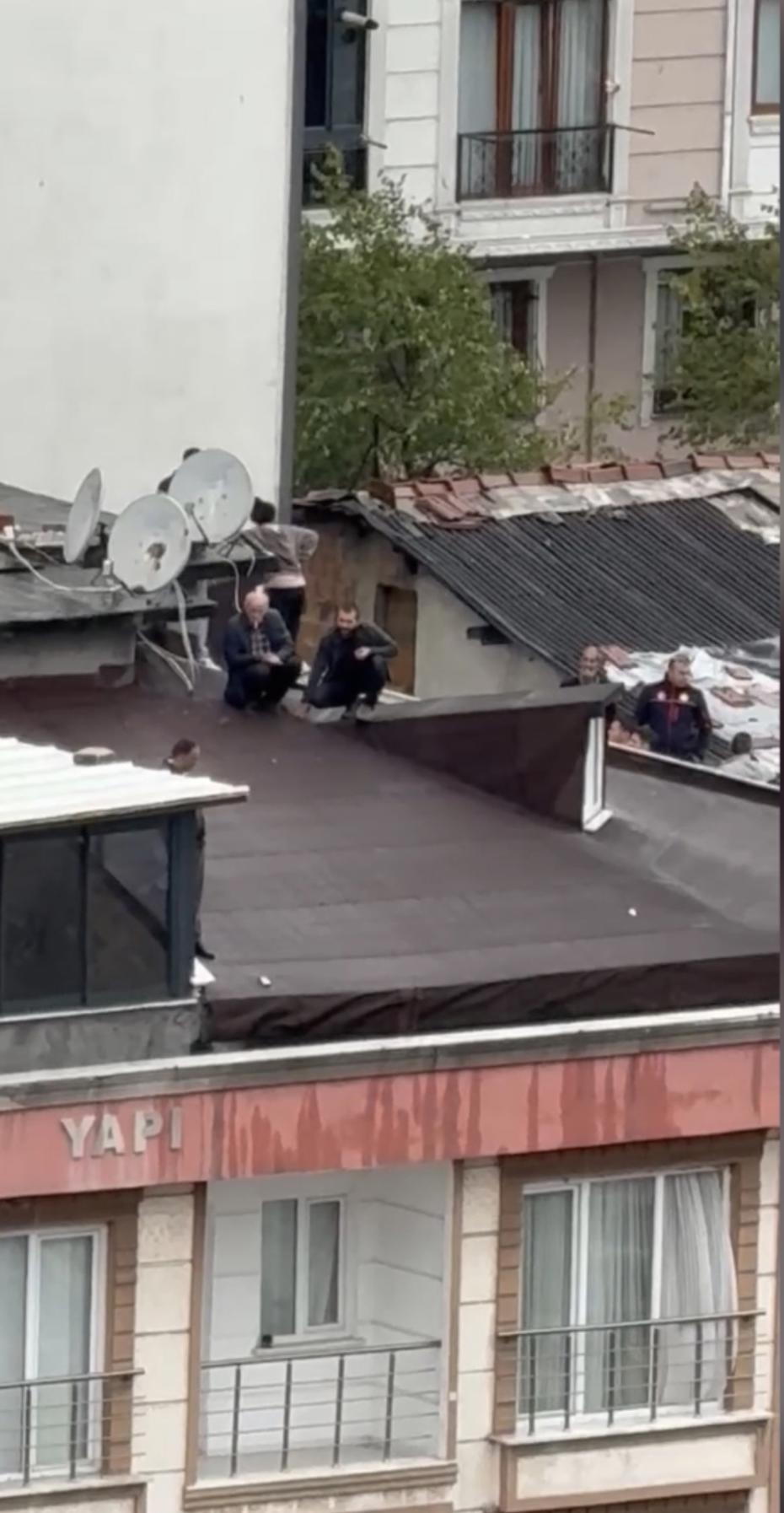 Kağıthane'de Evlilik Sorunu ve Kıskançlık Nedenleriyle Çatıda Gözaltına Alınan Baba