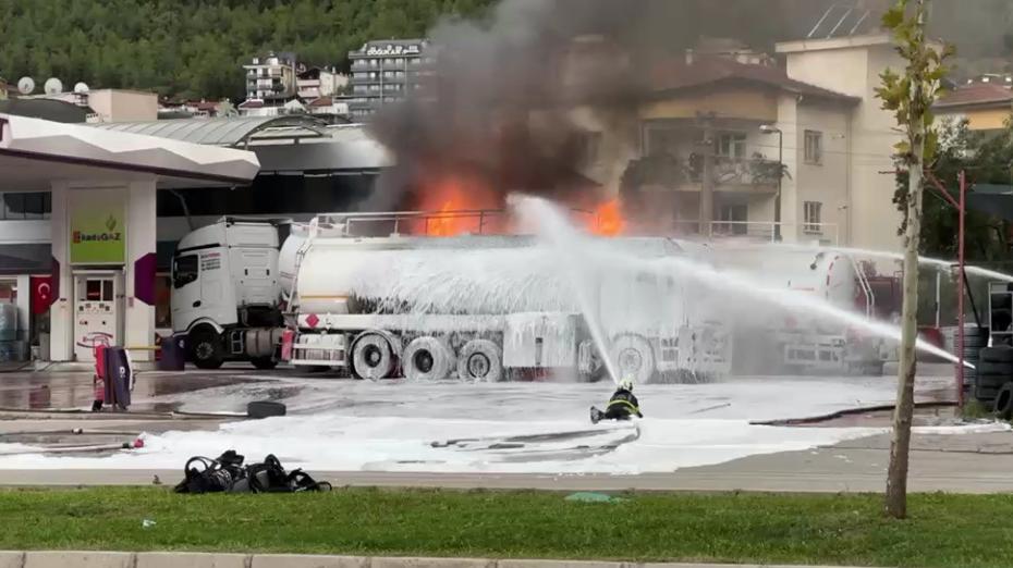 Denizli'de Akaryakıt İstasyonunda Tanker Patlaması ve Yangın Olayı