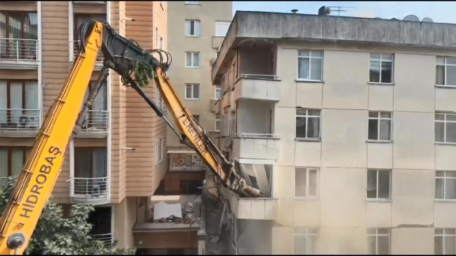 Maltepe'de Çöken Binanın Kontrollü Yıkımı Devam Ediyor