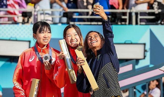 Paris 2024'ün ilk madalya sevinci, Galaxy Z Flip6 Olimpiyat özel sürümü ile çekilen zafer selfieleriyle ölümsüzleştirildi – TEKNOLOJİ