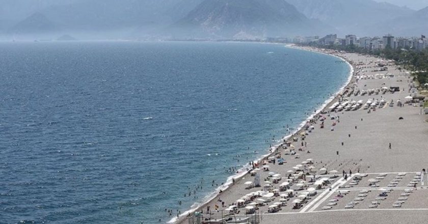 Antalya'da sıcaktan bunalan vatandaşlar plajlara akın etti – Son Dakika Türkiye Haberleri