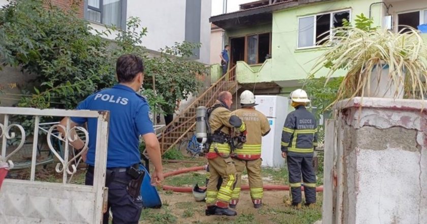 İki katlı evde yangın: 2'si çocuk 5 kişi hastaneye kaldırıldı – Son Dakika Türkiye Haberleri