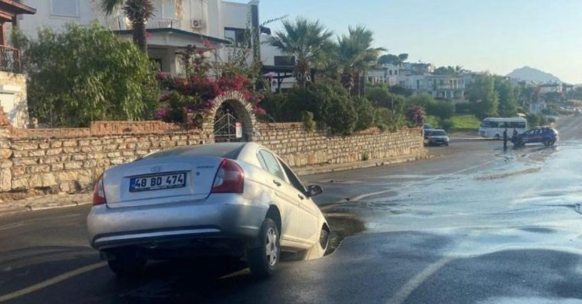 İsale hattı patladı, araç çukura düştü – Son Dakika Türkiye Haberleri