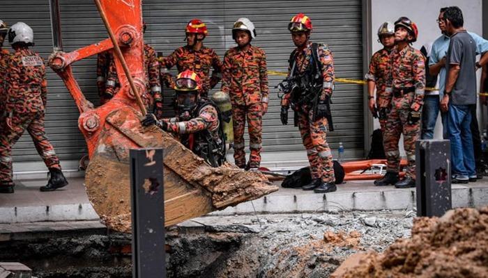 Korkunç kaza: Üzerinde bulunduğu kaldırım çöktü! Hala kayıp…