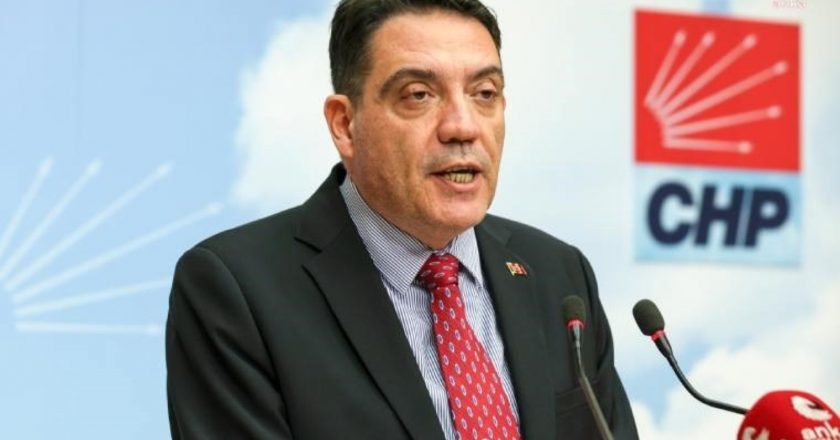 Yankı Bağcıoğlu: Bakanlarımızdan Türk Silahlı Kuvvetleri'nin milli bayramlarda çelenk sunmasına olanak sağlayacak düzenleme değişikliği bekliyoruz – Son Dakika Türkiye Haberleri