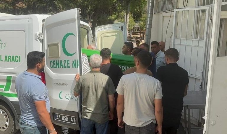 Park halindeki otomobile çarpan genç motosikletçi hayatını kaybetti – Son Dakika Türkiye Haberleri