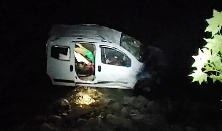 Giresun'da hafif ticari araç dereye uçtu: 4 yaralı – Son Dakika Türkiye Haberleri