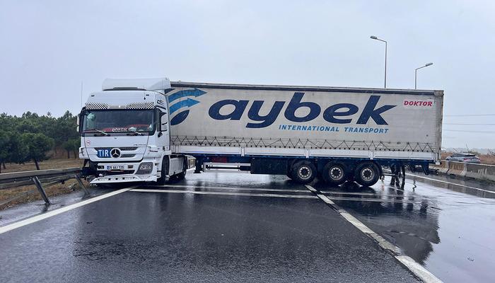 Kamyon yağmurdan dolayı kaymıştı! Trafikte zor anlar yaşandı