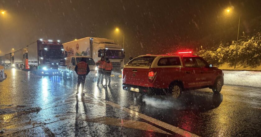 Bolu Dağı tüneli çıkışında yaşanan kazalar trafiği aksattı