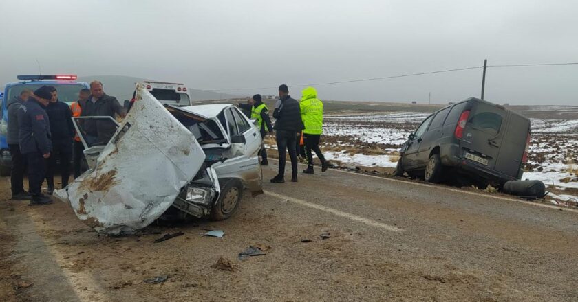 Otomobil ile hafif ticari araç çarpıştı: 1 ölü, 3 yaralı