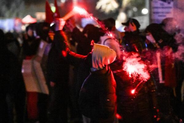 Ankara’da yetkisiz bir etkinliğe müdahale eden 5 polis memuru yaralandı! 66 kişi tutuklandı