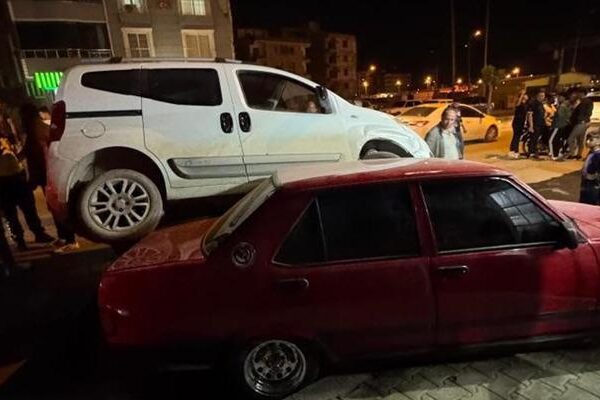 Hatay’da ilginç bir kaza! Satmak üzere olduğu park edilmiş aracından hafif bir ticari araç çıktı, acı çekti