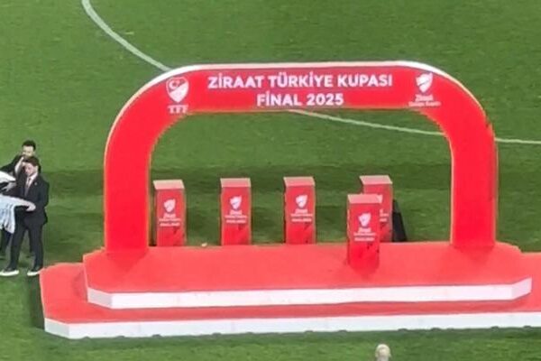 Kupa töreninde ilginç Trabzonsport protestoları!