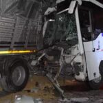 İşçi servisinin park halindeki tıra çarptığı kazada 20 kişi yaralandı