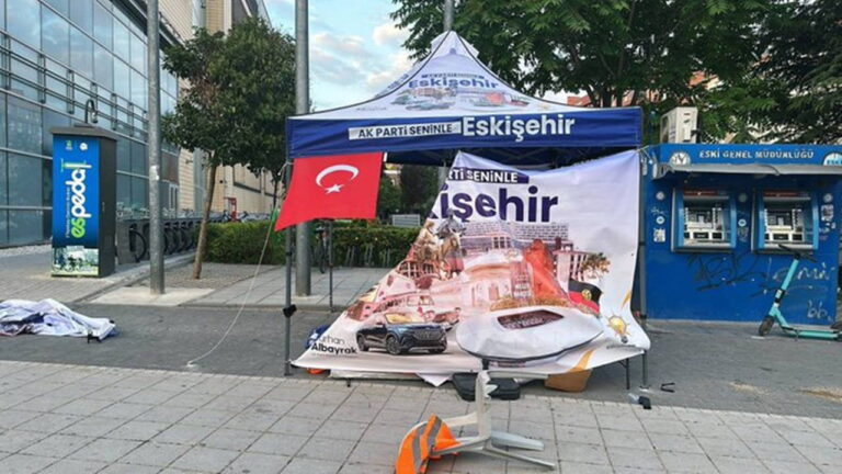 Eskişehir’de AKP standına saldırı: Gözaltına alınan şahıs tutuklandı – Son Dakika Siyaset Haberleri