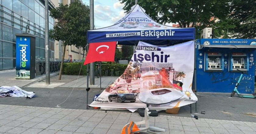Eskişehir’de AKP standına saldırı: Gözaltına alınan şahıs tutuklandı – Son Dakika Siyaset Haberleri