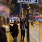 Mustafa Sarıgül, popüler olan Kızılay tabelası önünde gençlerle görüştü