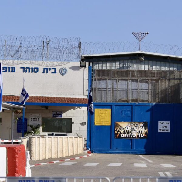 İsrail, sınır dışı ettiği Filistinli esirlerin aileleriyle bir araya gelmesini engelliyor