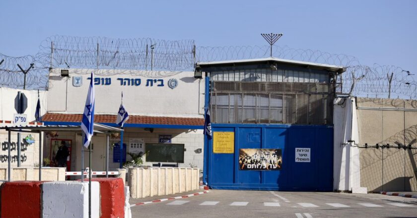 İsrail, sınır dışı ettiği Filistinli esirlerin aileleriyle bir araya gelmesini engelliyor